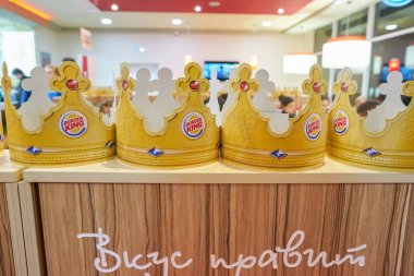Rusya, Saint Petersburg - Ekim, 2017 yaklaşık: Kağıt kronlar Burger King restoranı