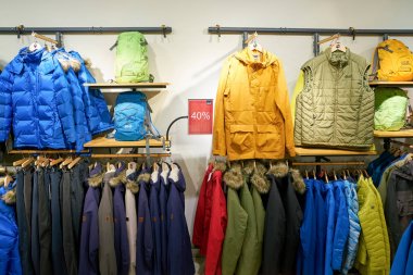 Rusya, Saint Petersburg - Ekim, 2017 yaklaşık: Saint Petersburg Inside Jack Wolfskin deposunda