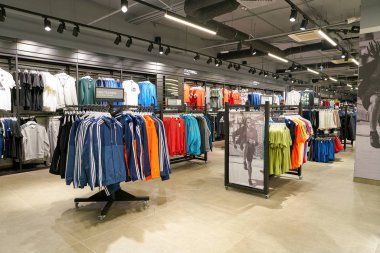 Rusya, Saint Petersburg - Ağustos, 2017 yaklaşık: Inside Adidas Galeria alışveriş merkezi mağaza