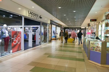 Rusya, Saint Petersburg - Ekim, 2017 yaklaşık: Lacoste outlet alışveriş merkezi, Saint Petersburg