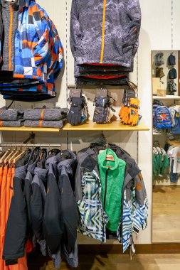 Rusya, Saint Petersburg - Ekim, 2017 yaklaşık: Inside Quicksilver mağaza, Amerikan perakende şirketi spor