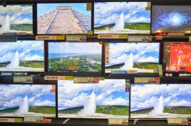 Çin, Hong Kong - 02 Kasım 2015: TV yeni şehir Plaza elektronik mağazasından ekranda.