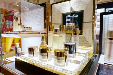 South Korea, Busan - 28 Mayıs 2017: Satılık, Lotte mağaza ekranda yalan kozmetik ürünleri