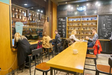 Rusya, Saint Petersburg - Ekim, 2017 yaklaşık: Saint Petersburg Inside Starbucks kahve dükkanı