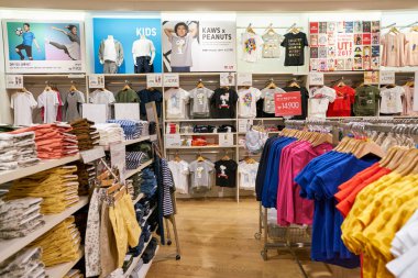 South Korea, Busan, - 28 Mayıs 2017: Lotte mağaza, Japon giyim Tasarımcısı, üretici ve perakendeci içinde Uniqlo mağazasında