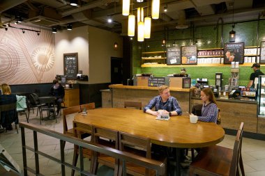Rusya, Saint Petersburg - Ekim, 2017 yaklaşık: Saint Petersburg Inside Starbucks kahve dükkanı