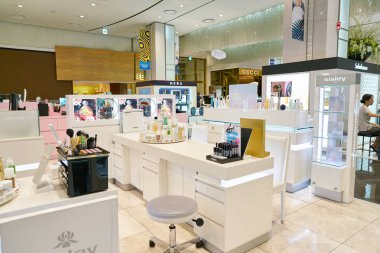 South Korea, Busan - 28 Mayıs 2017: Satılık, Lotte mağaza ekranda yalan kozmetik ürünleri