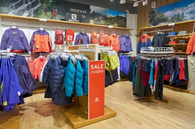 Rusya, Saint Petersburg - Ekim, 2017 yaklaşık: Saint Petersburg Inside Salomon deposunda