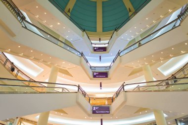 Malezya, Kuala Lumpur - 23 Nisan 2014: mağazasında Suria Klcc alışveriş merkezi