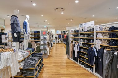 South Korea, Busan, - 28 Mayıs 2017: Lotte mağaza, Japon giyim Tasarımcısı, üretici ve perakendeci içinde Uniqlo mağazasında