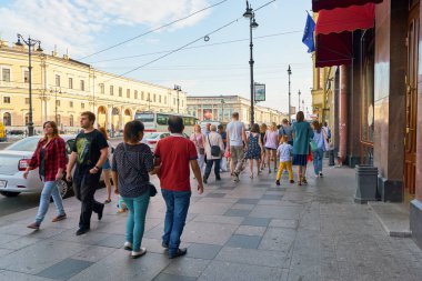Rusya, Saint Petersburg - Ağustos, 2017 yaklaşık: gündüz Saint Petersburg sokakta yürüyen insanlar