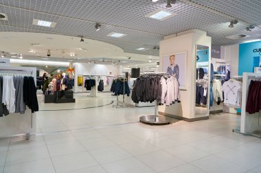 Rusya, Saint Petersburg - Ekim, 2017 yaklaşık: Inside Stockmann Nevsky Merkezi, Alışveriş Merkezi, Saint Petersburg