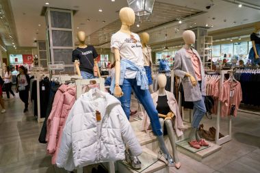 Rusya, Saint Petersburg - Ağustos, 2017 yaklaşık: Inside Stradivarius mağaza Galeria alışveriş merkezi