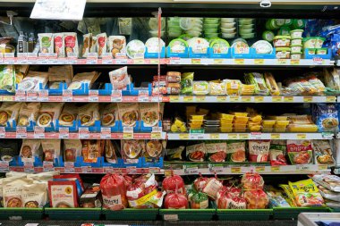 South Korea, Busan - Mayıs, 2017 yaklaşık: Gıda süpermarkette Busan, raflara