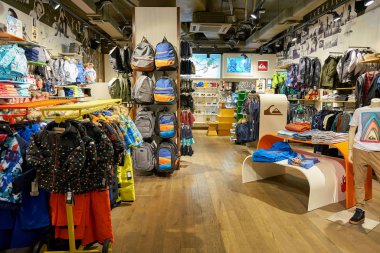 Rusya, Saint Petersburg - Ekim, 2017 yaklaşık: Inside Quicksilver mağaza, Amerikan perakende şirketi spor