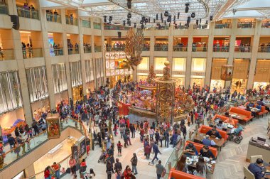 Çin, Hong Kong - 25 Aralık 2015: Landmark Alışveriş Merkezi Hong Kong, Noel süsleri