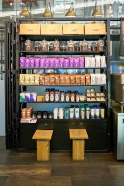 Rusya, Saint Petersburg - Ekim, 2017 yaklaşık: Kahve Starbucks coffee shop Saint Petersburg'daki Satılık