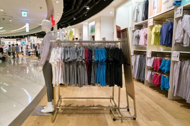 South Korea, Busan, - 28 Mayıs 2017: Lotte mağaza, Japon giyim Tasarımcısı, üretici ve perakendeci içinde Uniqlo mağazasında