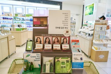 South Korea, Busan - 28 Mayıs 2017: Satılık, Lotte mağaza ekranda yalan kozmetik ürünleri