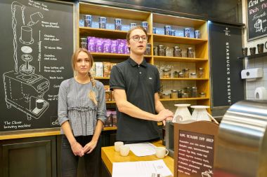 Rusya, Saint Petersburg - Ekim, 2017 yaklaşık: Saint Petersburg Inside Starbucks kahve dükkanı