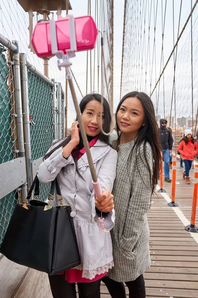 Nueva York Circa Marzo 2016 Las Mujeres Tomando Selfie Teléfono — Foto de Stock