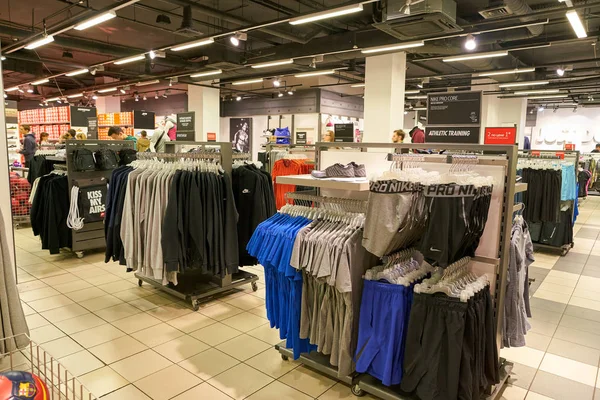 Rusya, Saint Petersburg - Ekim, 2017 yaklaşık: Saint Petersburg iç Nike fabrika mağaza 