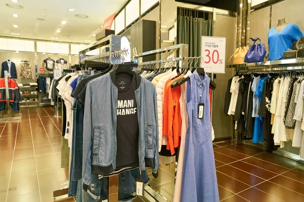 아르마니 Exchange 저장소 백화점에서 2017 — 스톡 사진