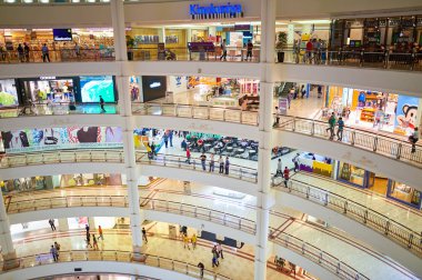 Malezya, Kuala Lumpur - 23 Nisan 2014: mağazasında Suria Klcc alışveriş merkezi