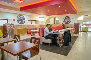 Rusya, Saint Petersburg - Ekim, 2017 yaklaşık: Inside Burger King Restoran