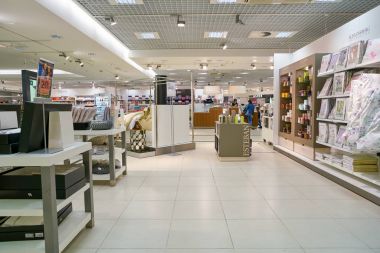 Rusya, Saint Petersburg - Ekim, 2017 yaklaşık: Inside Stockmann Nevsky Merkezi, Alışveriş Merkezi, Saint Petersburg