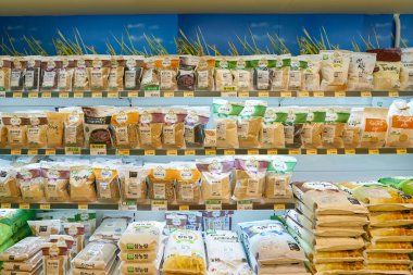 South Korea, Busan - Mayıs, 2017 yaklaşık: Gıda süpermarkette Busan, raflara
