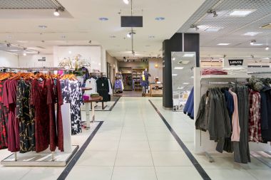 Rusya, Saint Petersburg - Ekim, 2017 yaklaşık: Inside Stockmann Nevsky Merkezi, Alışveriş Merkezi, Saint Petersburg