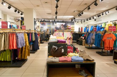 Rusya, Saint Petersburg - Ekim, 2017 yaklaşık: Saint Petersburg Inside Jack Wolfskin deposunda