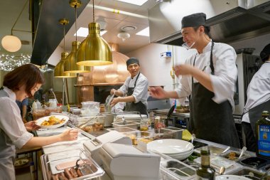 South Korea, Busan - 28 Mayıs 2017: Modern açık mutfak yer İtalyan bistro, Lotte mağazası, personel