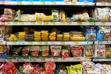 South Korea, Busan - Mayıs, 2017 yaklaşık: Gıda süpermarkette Busan, raflara