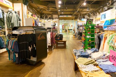 Rusya, Saint Petersburg - Ağustos, 2017 yaklaşık: Inside Quiksilver mağaza Galeria alışveriş merkezi