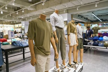 South Korea, Busan - 28 Mayıs 2017: Inside Giordano Dükkanı, Lotte mağazası