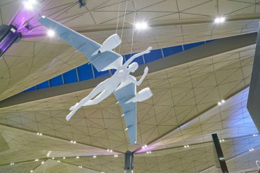 Rusya, Saint Petersburg - Ağustos, 2017 yaklaşık: Pulkovo Havalimanı gidiş salonunda heykel