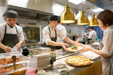 South Korea, Busan - 28 Mayıs 2017: Modern açık mutfak yer İtalyan bistro, Lotte mağazası, personel