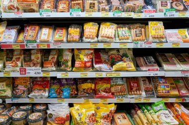 South Korea, Busan - Mayıs, 2017 yaklaşık: Gıda süpermarkette Busan, raflara