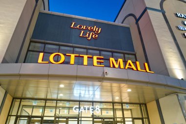 South Korea, Busan - 25 Mayıs 2017: Busan alacakaranlıkta Lotte çarşıda