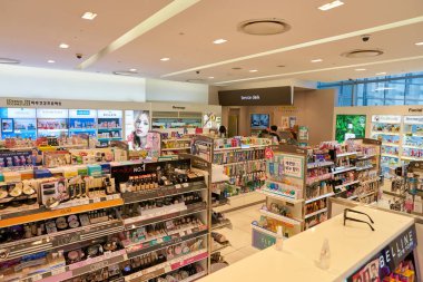 South Korea, Busan - 28 Mayıs 2017: Satılık, Lotte mağaza ekranda yalan kozmetik ürünleri