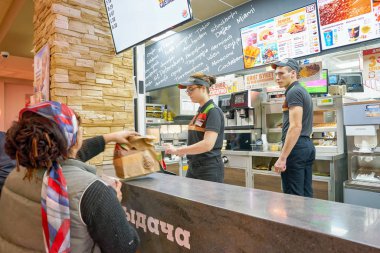 Rusya, Saint Petersburg - Ekim, 2017 yaklaşık: Inside Burger King Restoran