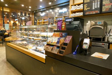 Rusya, Saint Petersburg - Ekim, 2017 yaklaşık: Saint Petersburg Inside Starbucks kahve dükkanı