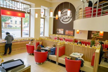 Rusya, Saint Petersburg - Ekim, 2017 yaklaşık: Inside Burger King Restoran