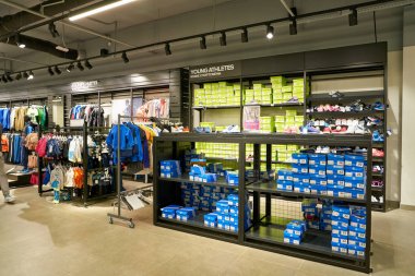 Rusya, Saint Petersburg - Ağustos, 2017 yaklaşık: Inside Adidas Galeria alışveriş merkezi mağaza