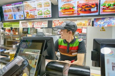 Rusya, Saint Petersburg - Eylül, 2017 yaklaşık: Personel Burger King restoranı