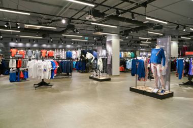Rusya, Saint Petersburg - Ağustos, 2017 yaklaşık: Inside Adidas Galeria alışveriş merkezi mağaza