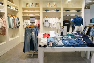 South Korea, Busan - 28 Mayıs 2017: Inside Giordano Dükkanı, Lotte mağazası