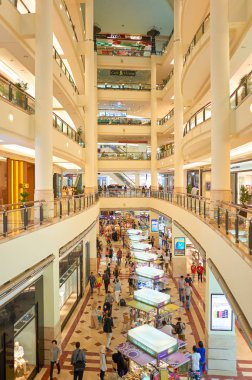 Malezya, Kuala Lumpur - 23 Nisan 2014: mağazasında Suria Klcc alışveriş merkezi